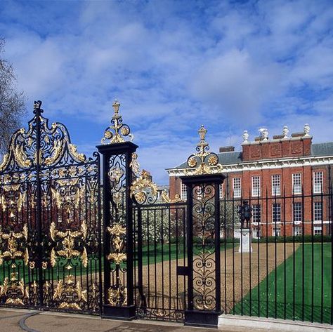 kensington palace Kensington Palace Aesthetic, Kengsinton Palace, Agrabah Palace, Aladdin Palace, England Castles, Minecraft Palace, Palace Clothing, Kensington Palace Gardens, English Monarchs