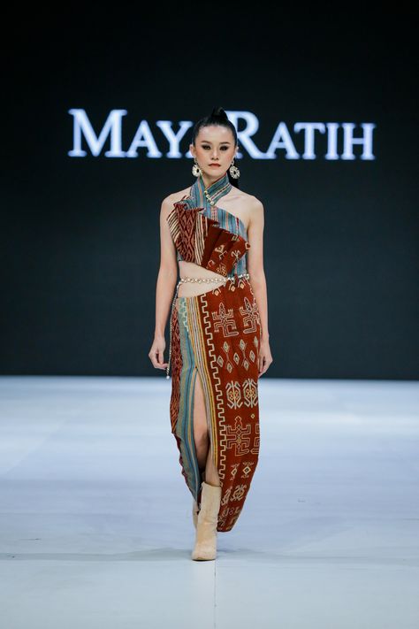 These are collections from Maya Ratih’s and the students who mentored by her. How cool! #JFW2023 #JakartaFashionWeek2023 #WeAreJFW #FashionReformation Exotic Dramatic Style, Exotic Dramatic, India Traditional Dress, Indonesia Fashion Week, Dramatic Dresses, Filipino Fashion, Jakarta Fashion Week, Cultural Fashion, Fashion Walk