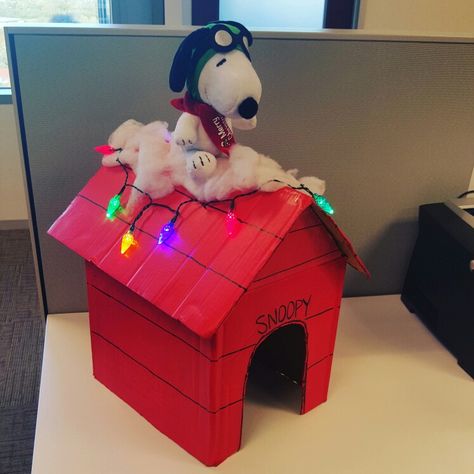 Snoopy Christmas House. Made with a cardboard box Painted w what I had.. red fabric paint And used a black permanent marker for the lines and name Fake snow & $3 battery operated 10 count Christmas lights. Woodstock Costume Peanuts Diy, Snoopy House Diy, Snoopy Dog House Diy, Diy Snoopy Dog House Cardboard, Snoopy Yard Art Christmas, Peanuts Halloween Costume, Snoopy Christmas Decorations, Peanuts Decor, Snoopy On His Doghouse Christmas