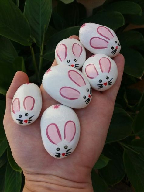 80+ Simple Rock Painting ideas for garden - Hike n Dip Rock Painting Rabbit, Egg Painting Ideas Easy, Easter Egg Painting Easy, Easter Egg Painted Rocks, Easter Egg Rock Painting Ideas, Easter Stone Painting, Easter Egg Designs Easy, Easter Egg Painting Ideas Simple, Easy Egg Painting Ideas