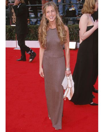 Jennifer Aniston Red Carpet Pictures - Photos of Jennifer Aniston's Best Dresses - Harper's BAZAAR Jennifer Aniston Red Carpet, 90s Red Carpet, Aquarius Style, Jennifer Aniston 90s, Jeniffer Aniston, Famous Females, Vestidos Maxi, Jennifer Aniston Hair, Jennifer Aniston Style