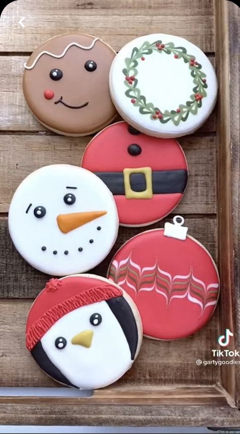 Circle Christmas Sugar Cookie Designs, Royal Icing Cookies Designs Circle, Cookie Decorating Circle, Decorated Circle Cookies, Round Christmas Sugar Cookies, Round Royal Icing Cookies, Circle Christmas Cookies Decorated, Round Cookie Decorating Ideas, Round Christmas Cookies Decorated