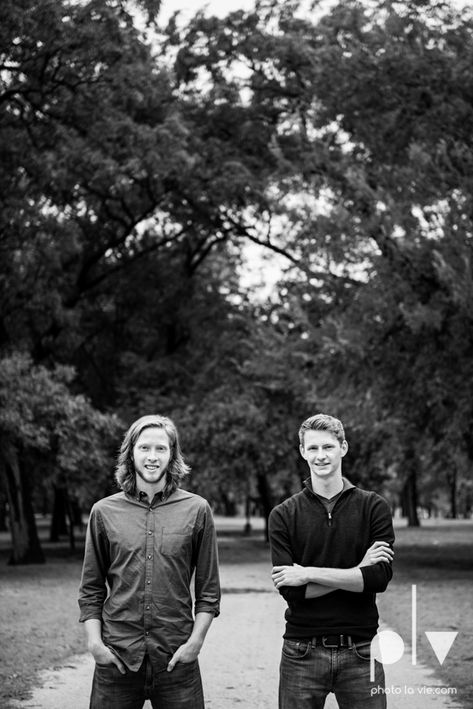 Family Portrait Poses For 5, Brothers Poses, Adult Sibling Photography, Twin Senior Pictures, Fort Worth Downtown, Brother Poses, Brothers Photo, Brother Pictures, Sibling Photo Shoots