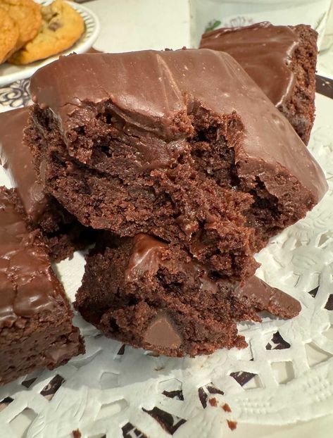 Melted Chocolate Chip Brownies Brownies With Melted Chocolate, Easy Ganache, Frosted Brownies Recipe, Vegan Molasses Cookies, Ganache Glaze, Frosted Brownies, Melted Chocolate Chips, Chocolate Chip Frosting, Chocolate Chunk Brownies