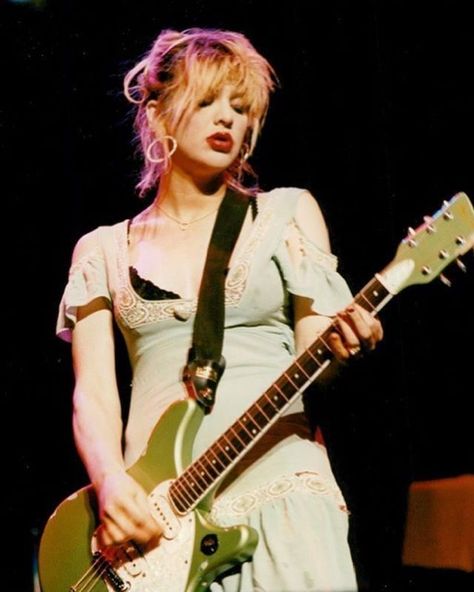 Women Rockstars, Courtney Love 90s, Hole Band, Chicas Punk Rock, Courtney Love Hole, Kurt And Courtney, Rockstar Aesthetic, Women Of Rock, Riot Grrrl