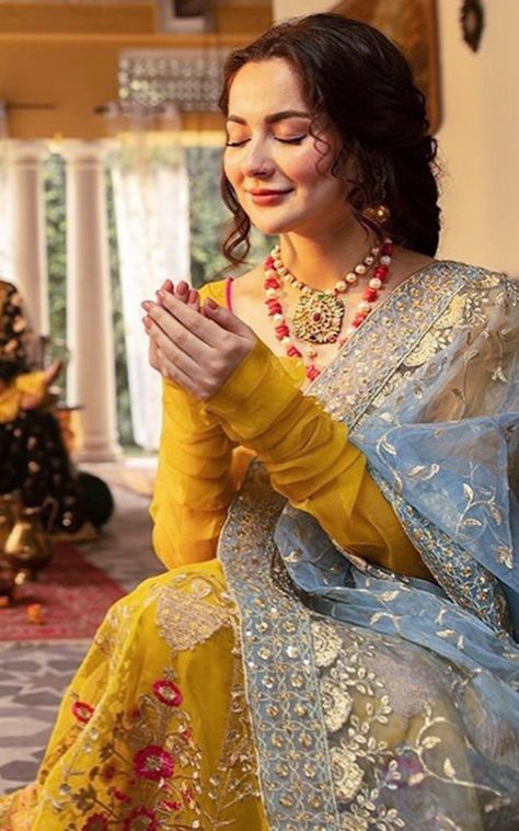 Holud Outfit, Bride Mehendi, Haniya Amir, Eid Ideas, Hania Aamir, Mehendi Outfit, Golden Saree, Hania Amir, Yellow Suit