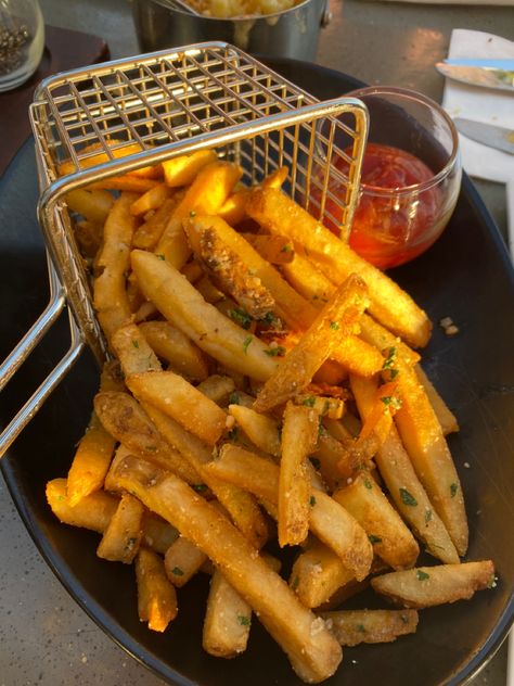 Fries French Fries Aesthetic, Food Babe, Healthy Food Motivation, Yummy Comfort Food, Weird Food, Cafe Food, Interesting Food Recipes, French Fries, Pretty Food