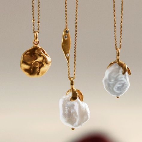 We've collaborated with sustainable jewellery pioneer Monica Vinader on a 12-piece collection. #keshipearls #pearljewellery #uniquepearls #goldjewellery #boldgold #jewellerylooks #jewellerystyling #galaxydiamonds #ethicalbrands #sustainablebrands #earstacking #chainstyling #layering #motherofpearl #jewelry #jewlrytrends #celebrityjewelry Celebrity Jewelry, Pearl Jewels, Mother Of Pearl Jewelry, Pearl Jewellery, Monica Vinader, Social Impact, Minimal Jewelry, Innovative Fashion, Keshi Pearls