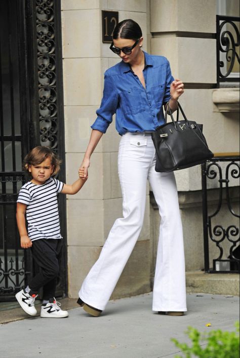 White Flare Jeans Outfit, White Jeans Outfit Summer, Miranda Kerr Outfits, Flair Jeans Outfit, Looks Camisa Jeans, White Jeans Summer, How To Wear White Jeans, Flare Jeans Outfit, White Flared Jeans