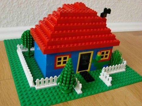 simple little LEGO house 2d Lego Designs, Lego Easy House, Easy Lego House Ideas, Lego Houses Easy, Lego House Roof Ideas, Lego House Ideas Easy Instructions, Easy Lego House, Lego Ideas To Build Easy House, Simple Lego House