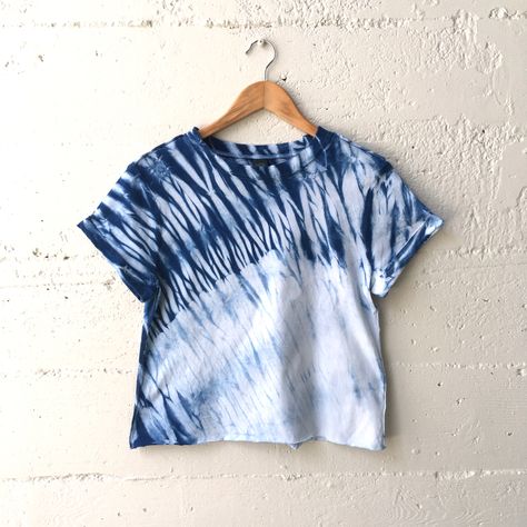 Shibori Pole Wrapping, Shibori Shirt, Arashi Shibori, Shibori Dress, Fabric Dyeing Techniques, Shibori Designs, Shibori Techniques, Fabric Dyeing, Shibori Dye