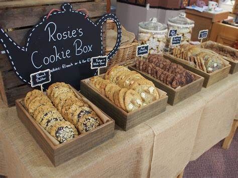 Cookie Display Table Bake Sale, Cookie Sales Display, Cute Cookie Display Ideas, Oreo Cookie Display Ideas, Bake Sale Stand Ideas Display, Cookies Booth Display, Cookies Stand Display, Bake Sale Stall Display Ideas, Cookie Stall Display