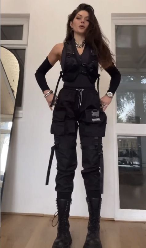 Black Tactical Gear Outfit, Tech Wear Outfits Women, Hero Costume Ideas Women, Spy Outfits Women, Girl Masculine Outfits, Mafia Girls Outfit, Female Combat Outfit, Villian Outfit Women, Modern Ninja Outfits