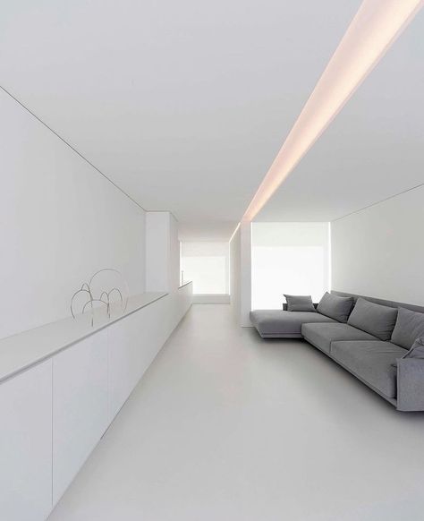 Attic Apartment, Interior Minimalista, Minimalist Home Interior, Black And White Decor, Linear Lighting, Minimalism Interior, White Room, House Architecture Design, A Living Room