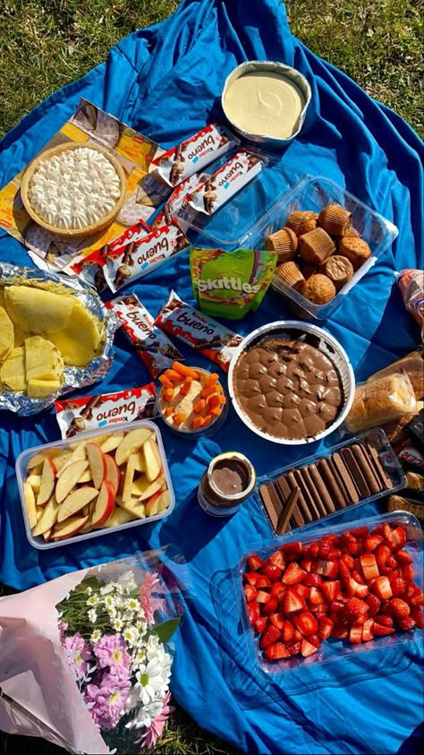 Pique Nique Aesthetic Friends, Picnic Ideas For Friends Food, Picnics Aesthetics, Ideas Para Un Picnic, Picnic Ideas For Friends, Picnic Ideas Aesthetic, Picnic Food Ideas Aesthetic, Picnic Food Ideas For Two, Cute Picnic Outfits