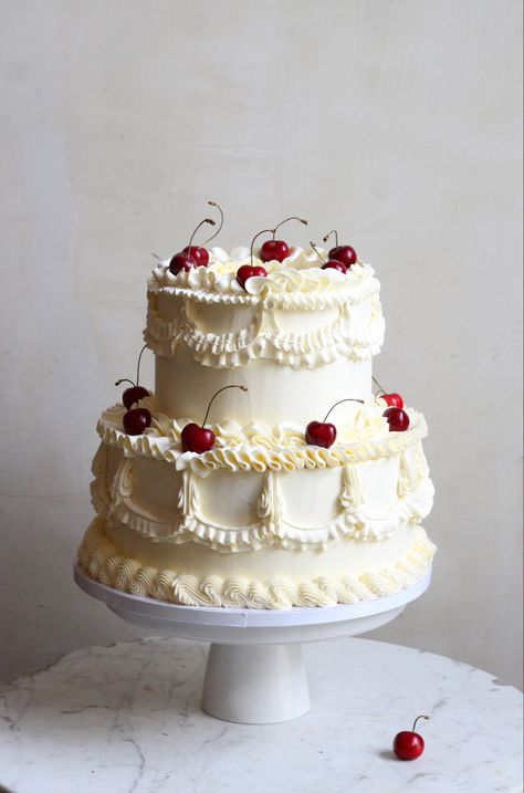 Cake With Cherries, Bolo Vintage, Decoration Patisserie, Classic Wedding Cake, Spring Cake, Gorgeous Wedding Cake, Wedding Cakes Vintage, Elegant Cakes, Cake Images