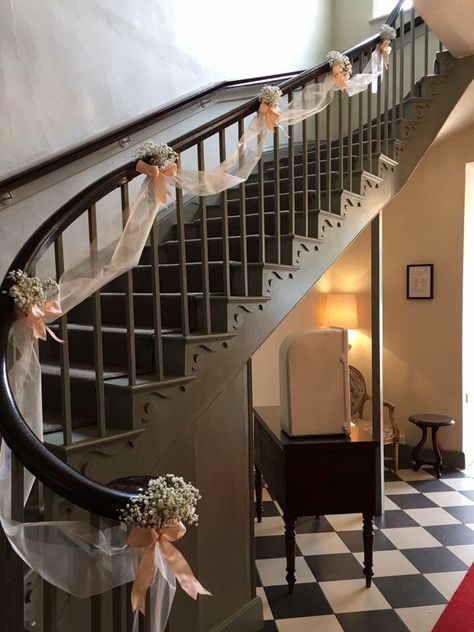 Staircase Wedding Decoration, Wedding Banister Decorations, Boxwood Decor Ideas Wedding, Stairway Decorating Wedding, Hallway Wedding Decorations, Staircase Decorations For Wedding, Wedding Decor Staircase, Wedding Flowers For Staircase, Banister Decor Wedding