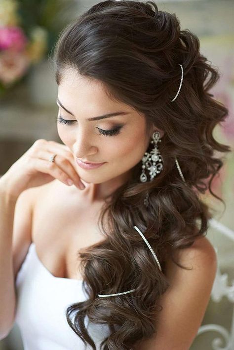 swept back wedding hairstyles with long curly hair on one side svadby na kipre Wedding Hairstyles For Women, Gorgeous Wedding Makeup, Black Wedding Hairstyles, Winter Wedding Hair, Makeup Pengantin, Curly Wedding Hair, Wedding Hairstyles Bride, Vintage Wedding Hair, Side Hairstyles