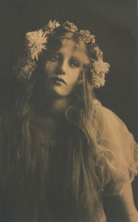 Waiting for spring . Bohemian History, Vintage Photography Women, Glitter Photography, Old Portraits, Vintage Blog, Old Photography, Best Beauty Tips, Foto Art, Women Art