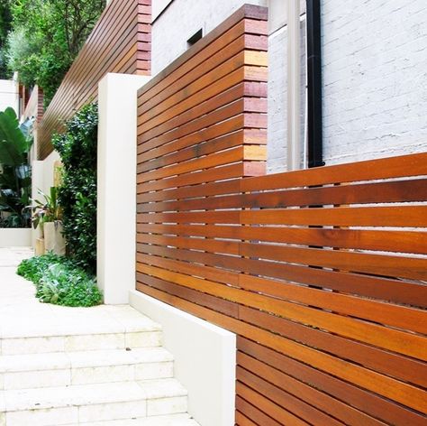 40 Unique Horizontal Fence Ideas to Add a New Look to Your Block in 2018 Diy Privacy Screen, Fence Plants, Timber Screens, Privacy Fence Designs, Cheap Fence, Horizontal Fence, Backyard Privacy, Front Yard Fence, Fence Art