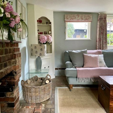 Cottage Lounge Ideas English Country, Modern English Country Decor Living Room, English Country Home Decor, Countryside Cottage Interior, English Cottage Interiors Living Rooms, English Country Style Living Room, English Cottage Style Living Room, English Country Cottage Interiors, Cottage Sitting Room