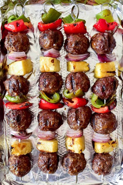 Meatball Kabobs, Tropisk Fest, Hawaiian Meatballs, Luau Party Food, Luau Food, Grilling Kabobs, Fest Mad, Party Food Themes, Camp Food