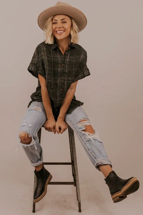 9aa42b31882ec039965f3c4923ce901bdesc50753996ri Lesbian Outfits, Estilo Tomboy, Androgynous Outfits, Moda Hippie, Lesbian Fashion, Tokyo Street Fashion, Hipster Grunge, Fashion 90s, Pastel Outfit