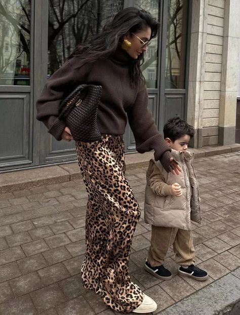 Leopard Print Skirt Outfit, Leopard Skirt Outfit, Printed Skirt Outfit, Mode Ab 50, Leopard Print Outfits, Money Outfit, Animal Print Pants, Fall Lookbook, Rock Outfit