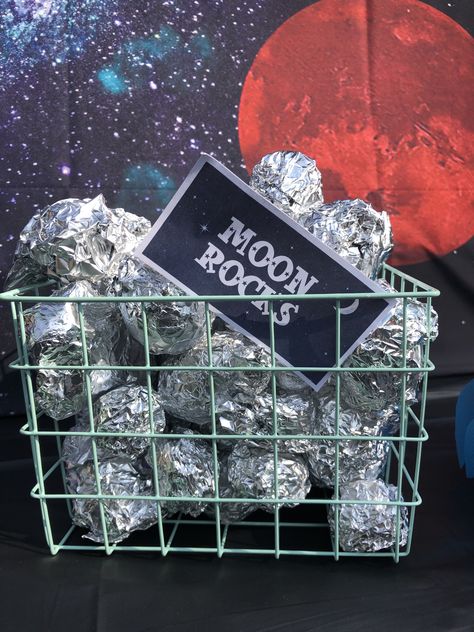 Space Theme Classroom, 4de Verjaardag, Alien Party, Space Classroom, Alien Halloween, Sistem Solar, Moon Rocks, Astronaut Birthday, Space Theme Party