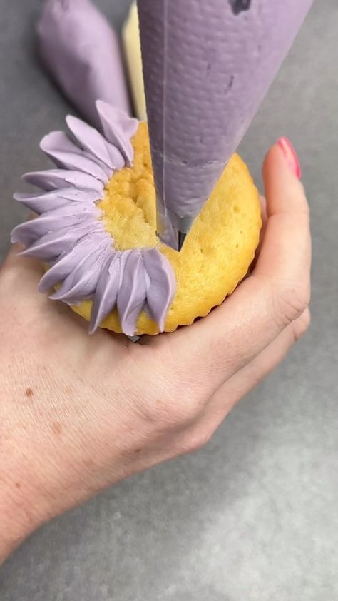 The prettiest flower. I love piping cupcake flowers and creating such beautiful works of art. It’s my therapy 🥰⁣ ⁣ Watch me make this… | Instagram How To Make Flower Cupcakes Frostings, Purple Frosted Cupcakes, Piping Flowers On Cupcakes Tutorials, What Piping Tips To Use For Flowers, How To Make Flowers With Frosting, Flower Design Cupcakes, Easy Icing Flowers, Wedding Flower Cupcakes, Piping Cupcakes For Beginners