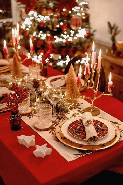 Red Tablecloth Christmas Table, Christmas Table Red, Christmas Dining Room Decor, Christmas Dinner Table Settings, Christmas Table Decorations Diy, Diy Christmas Table, Christmas Table Setting, Christmas Dining Table, Christmas Dinner Table