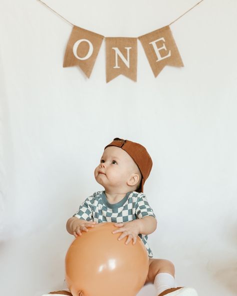 Diy 1st Bday Photoshoot, First Birthday Simple Photoshoot, Boys One Year Photo Shoot, First Birthday Boy Photoshoot Ideas, One Year Old Indoor Photoshoot, First Birthday Photoshoot Studio, Diy 1 Year Photo Shoot At Home, Indoor First Birthday Pictures, One Year Old Birthday Photoshoot Boy