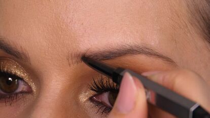 This is a guide to drawing hair strokes with a brow pencil. Learn how to draw eyebrows with a brow pencil, using hair-like strokes, for more natural-looking fuller brows. How To Do Brows, Crooked Nose, Draw Eyebrows, Brow Stamp, Filling In Eyebrows, Drawing Hair, How To Draw Eyebrows, Full Brows, Eyebrow Tinting