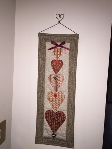 Quilted Door Hangings, Valentine Quilts Wall Hangings, Craft Heart, Heart Wall Hanging, Heart Quilt Pattern, Hanging Quilts, Fabric Hearts, Wall Hangers, Candle Mat