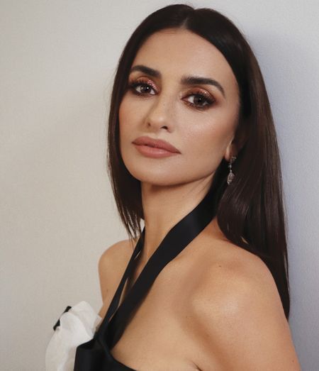 Penélope Cruz Chose 90's Glamour for Her Face at the 2020 Academy Awards Penelope Cruz Makeup, Hung Vanngo, Gold Eyeshadow Looks, Camouflage Concealer, Javier Bardem, High Cheekbones, Gold Eyeshadow, Lily Aldridge, Cream Lipstick