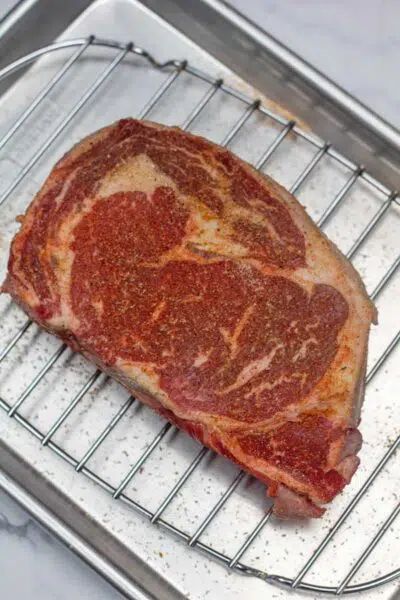 Boneless Ribeye Steak Recipes Cast Iron, Ribeye In Oven, How To Cook Rib Eye Steak, Broiled Steaks In The Oven, Oven Broiled Steak, Broiled Ribeye Steak In Oven, Easy Ribeye Steak Recipes, Broil Steak In Oven, Bone In Ribeye Steak Oven