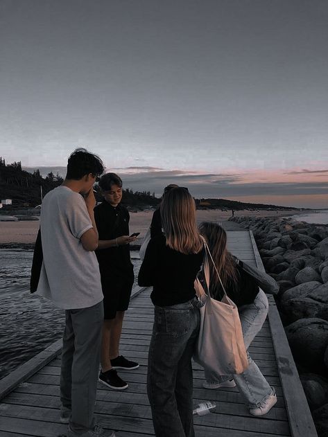 4 Siblings Aesthetic, Silver Squad, Soulmate Aesthetic, Aesthetic Guy, Friend Tumblr, Girl Best Friend, Jackdaw, Beach Friends, Best Friends Aesthetic