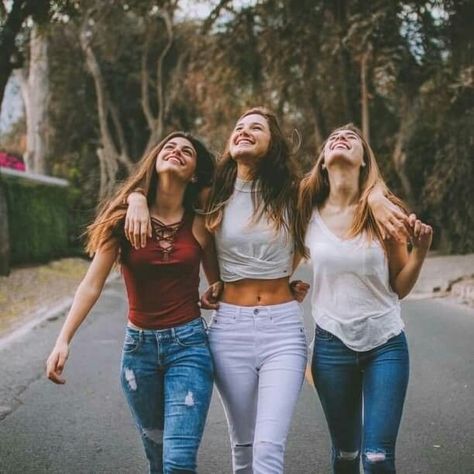 ❥Ᏸєℓℓє~ Group Picture Poses, Sisters Photoshoot Poses, Photography Friends, Bff Poses, Sisters Photoshoot, Friend Pictures Poses, Best Friend Photography, Best Friend Poses, Photographie Portrait Inspiration