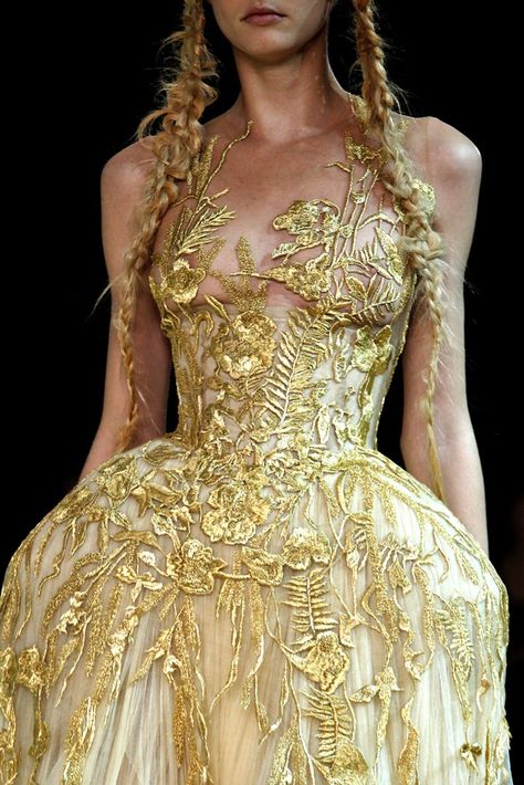 Alexander McQueen Spring 2011 Ready-to-Wear Fashion Show Details Haute Couture Style, Detail Couture, Mode Tips, Couture Mode, Zuhair Murad, Herve Leger, John Varvatos, Beauty And Fashion, Fantasy Fashion