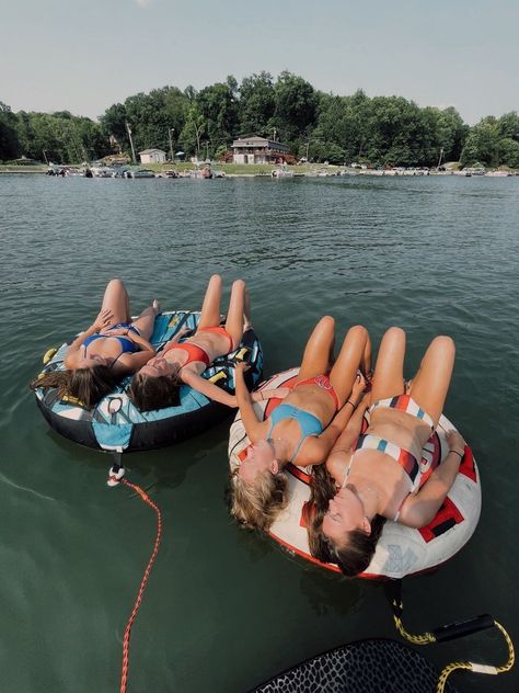 Aesthetic Lake Pictures With Friends, Lake Friends Aesthetic, Summer Asthetics Friends, Lake House Friends, Cottage Pictures With Friends, Lake Day With Friends, Best Friend Summer Aesthetic, Lake House Summer Aesthetic, Lake House Pictures With Friends