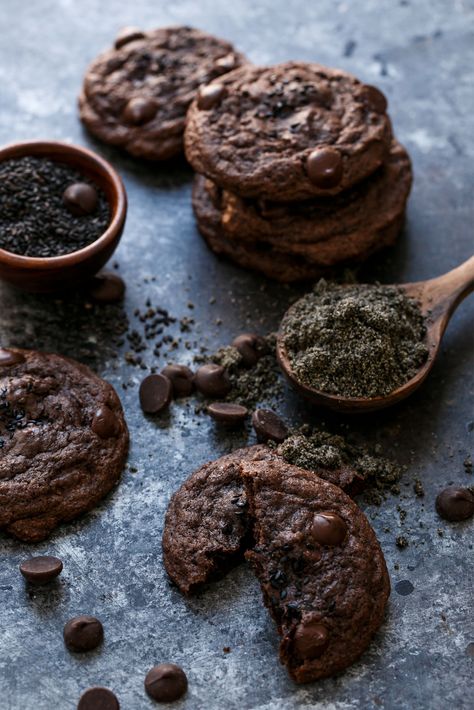 Chocolate Black Sesame Cookies, made with black sesame powder and a *secret ingredient* you'll have to taste to believe. Black Sesame Cookies, Sesame Seed Cookies, Black Sesame Dessert, Black Sesame Powder, Cookies Italian, Cookies Love, Seed Cookies, Sesame Cookies, Italian Recipe