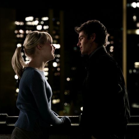 Peter Parker Gwen Stacy, Peter Gwen, Spiderman Gwen Stacy, Best Movie Couples, Peter And Gwen, Gwen Stacy Icon, Peter Parker Andrew Garfield, Marvel Edit, Rom Coms