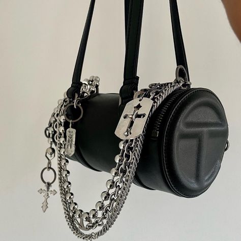 Circle Telfar Bag, Telfar Bag, Culture Magazine, Girly Bags, Luxury Purses, Girly Accessories, Fancy Bags, Pretty Bags, Cute Purses