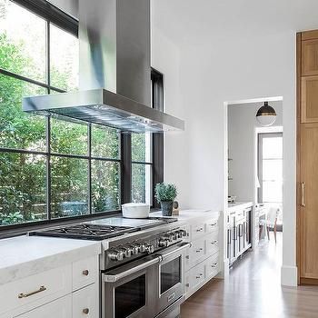 KItchen Range Hood Placed in Front of Windows Shm Architects, Modern Kitchen Room, Ranch Makeover, Kitchen Chimney, Mediterranean Style Home, Kitchen Range Hood, Kitchen Hoods, Kitchen Stove, Transitional Kitchen