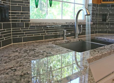 40 Extravagant Kitchen Backsplash Ideas for a Luxury Look Beautiful Kitchen Tiles, Vinyl Tile Backsplash, Creative Kitchen Backsplash, Glass Tiles Kitchen, Glass Tile Backsplash Kitchen, Glass Backsplash Kitchen, Best Kitchen Layout, Backsplash Tile Design, Green Backsplash