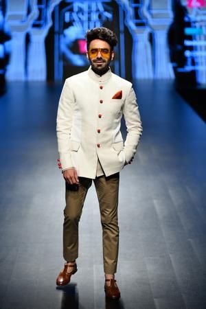 Lotus Make-up India Fashion Week spring/summer 2019 - Anushree Reddy Diwali Board, Photo Analysis, Menswear Indian, Coat Pant For Men, Reception Suits, Wedding Party Reception, India Fashion Men, Indian Wedding Suits Men, Beige Hose