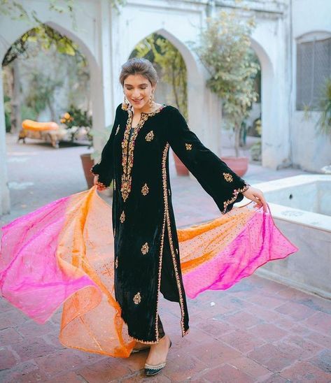 Punjabi Suits Party Wear, Velvet Suit Design, Suite Design, Designer Punjabi Suits, Lace Dress Design, Velvet Dress Designs, Pakistani Fancy Dresses, Pakistani Dresses Casual, Pakistani Fashion Party Wear