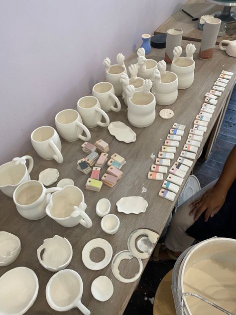 Pottery Classes Aesthetic, Ceramic Making Aesthetic, Pottery Cafe Aesthetic, Clay Making Aesthetic, Interesting Pottery Ideas, Pottery Shop Aesthetic, Hobbies For Women Aesthetic, Pottery Date Aesthetic, Painting Pottery Aesthetic