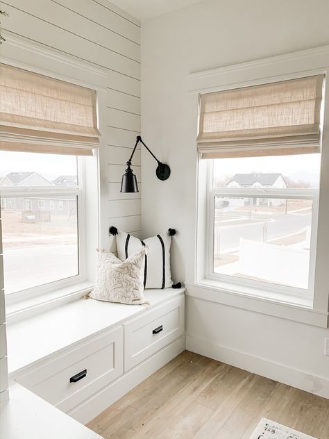 Roman Shades Living Room, Roman Shades Kitchen, Kitchen Shades, Cortinas Boho, Linen Roman Shades, Traditional Curtains, Window Treatments Living Room, Morning Room, Kitchen Blinds