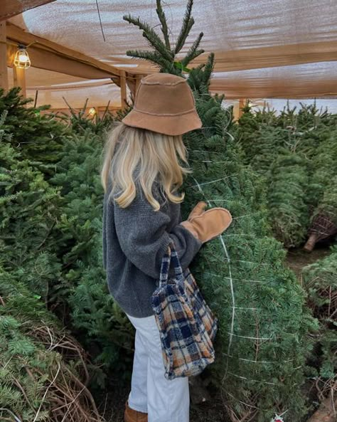 Christmas Tree Farm Pictures, Christmas Tree Shopping, Christmas Tree Lots, Christmas Dreaming, Farm Clothes, Winter Inspo, I Love Winter, Winter Photos, Fall Fits